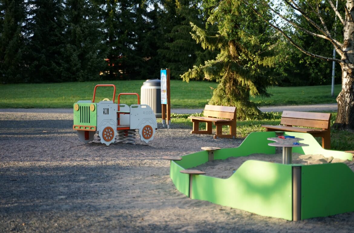 Parkmiljö med bänkar och bord
